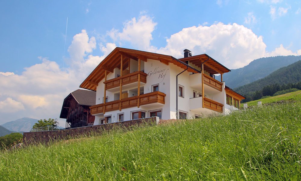 Experience the spring at the farm Goldrainerhof on the Alpe di Siusi